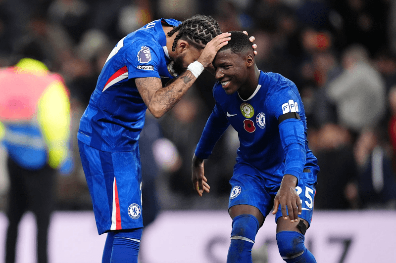 Arsenal quyết đấu MU vì Manzambi, Freiburg hét giá tới 48 triệu bảng