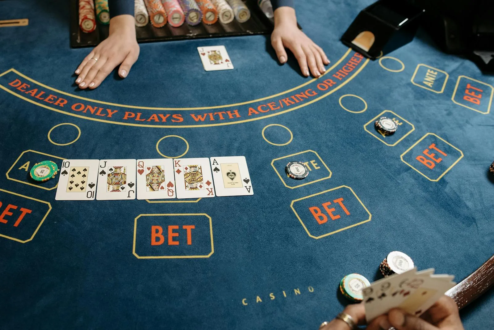 Bài baccarat và chip casino trên bàn xanh — góc stream reaction live Evolution