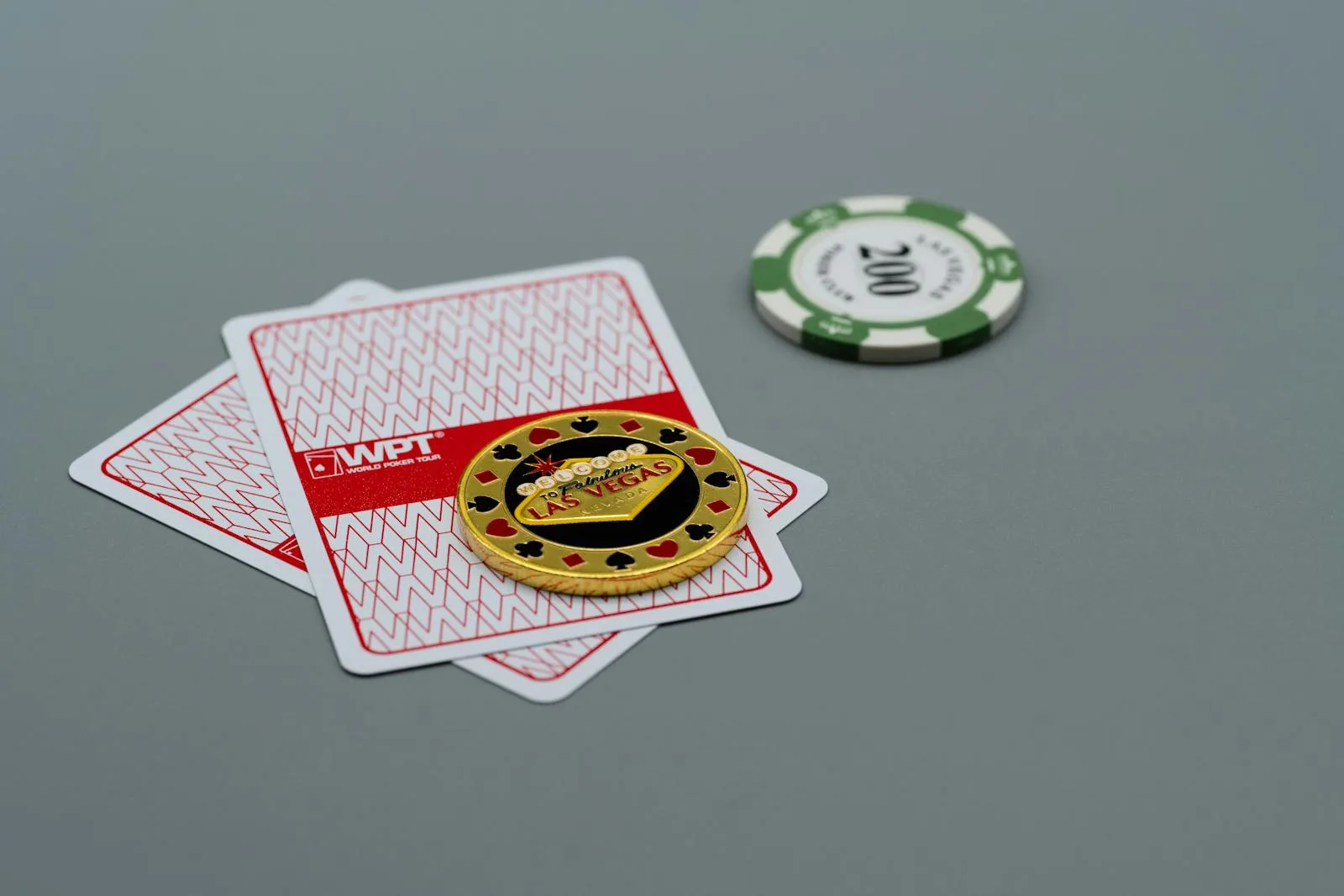 Stack chip poker Las Vegas trên bề mặt xám — bonus nạp đầu 100% match Kgame
