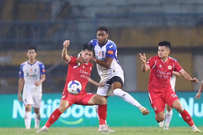 CLB Công an Hà Nội với sơ đồ 5-3-2 dẫn đầu V-League 2025-26 trên đường về đích