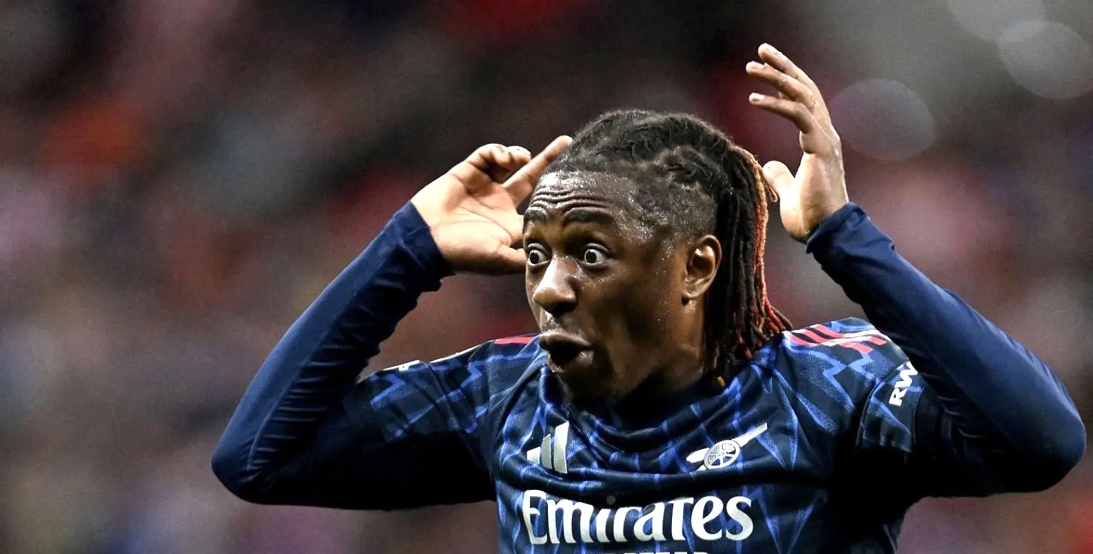 Eberechi Eze ngã trong vòng cấm Atletico Madrid sau pha vào bóng của Hancko