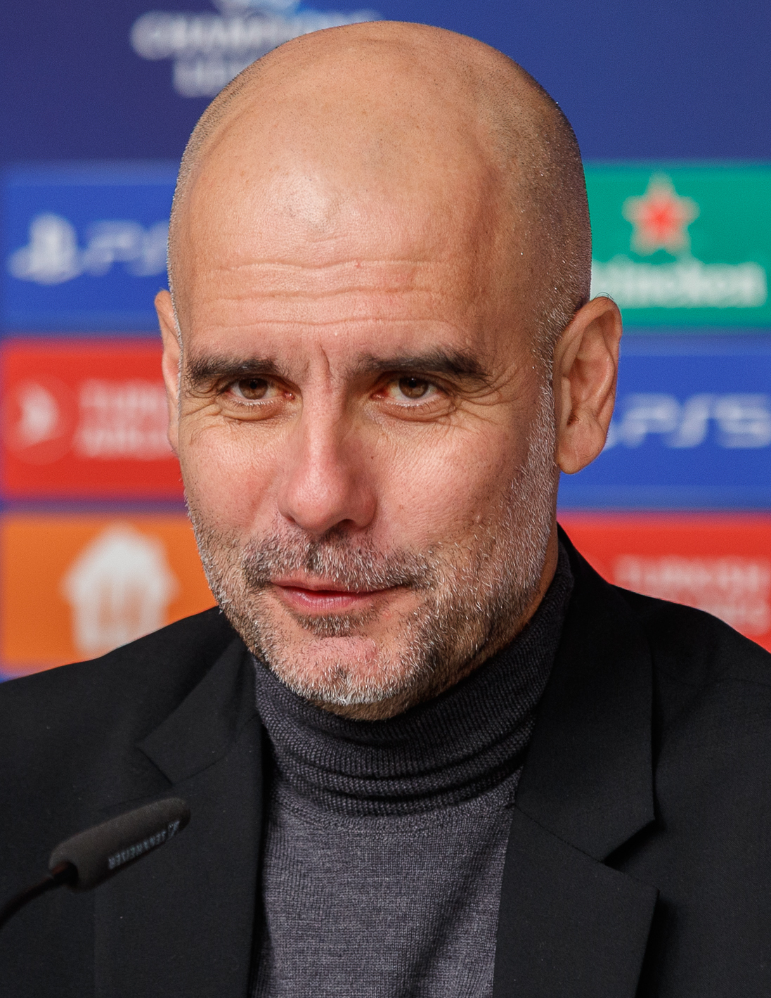 Pep Guardiola chỉ đạo Man City sau chiến thắng 2-1 Arsenal đua vô địch Premier League