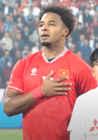 Tiền đạo Xuân Son của Nam Định trong tình huống tranh chấp bóng ở vòng cấm V-League 2025-26