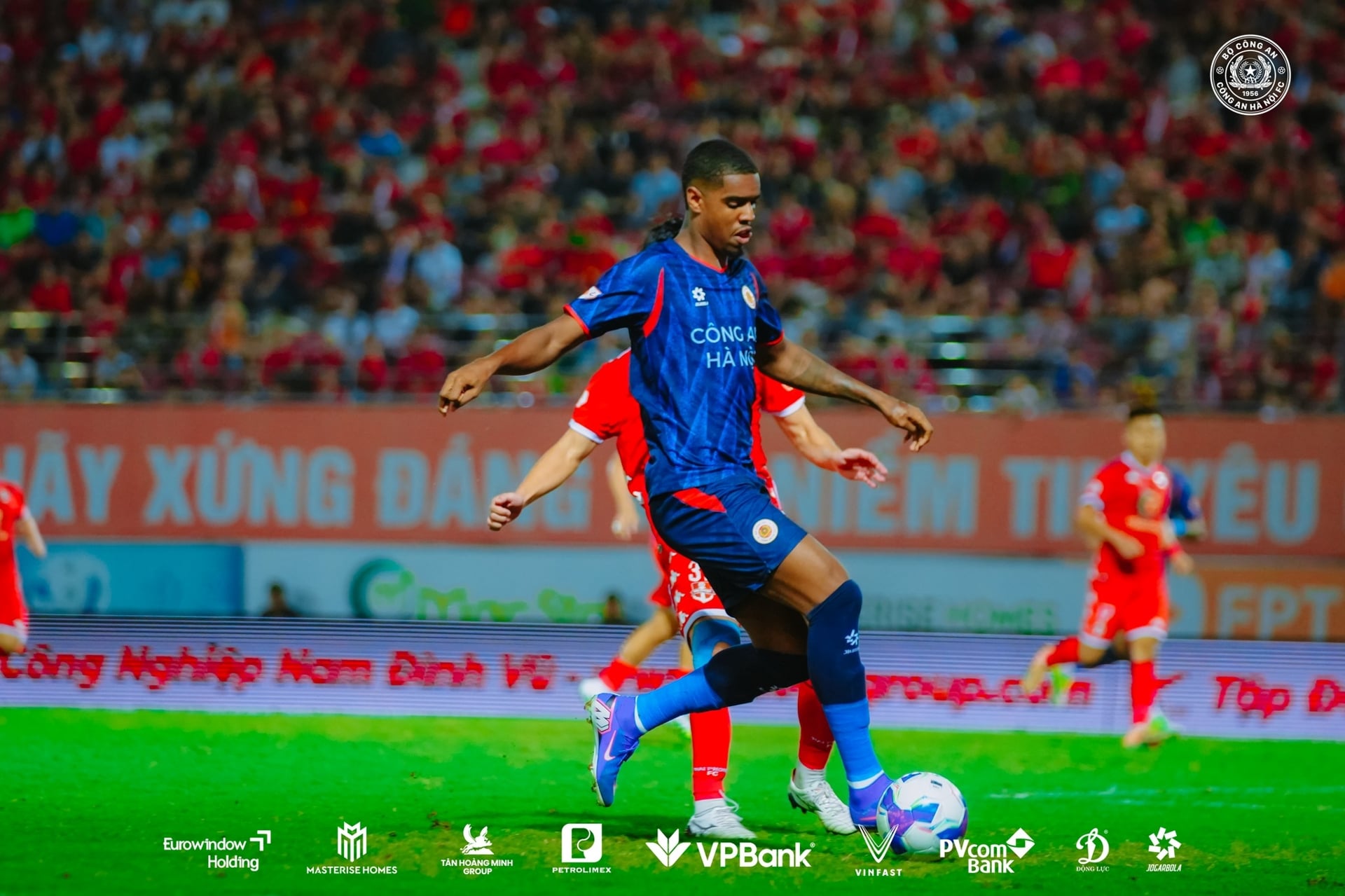 CLB Công an Hà Nội đứng đầu bảng V-League 2025/2026 với 54 điểm sau vòng 21 hướng tới phá kỷ lục 64 điểm